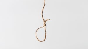 Zu einer Schleife zusammengeknoteter Garn - Symbolbild für Erhängen