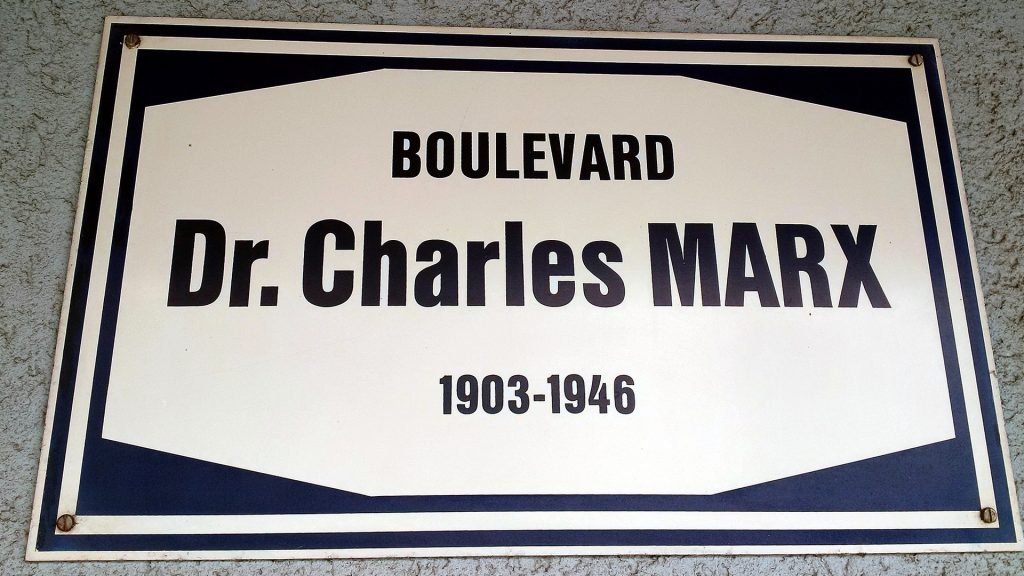 Schild mit der Aufschrift: Boulevard Dr. Charles Marx, 1903-1946