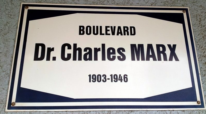 Schild mit der Aufschrift: Boulevard Dr. Charles Marx, 1903-1946