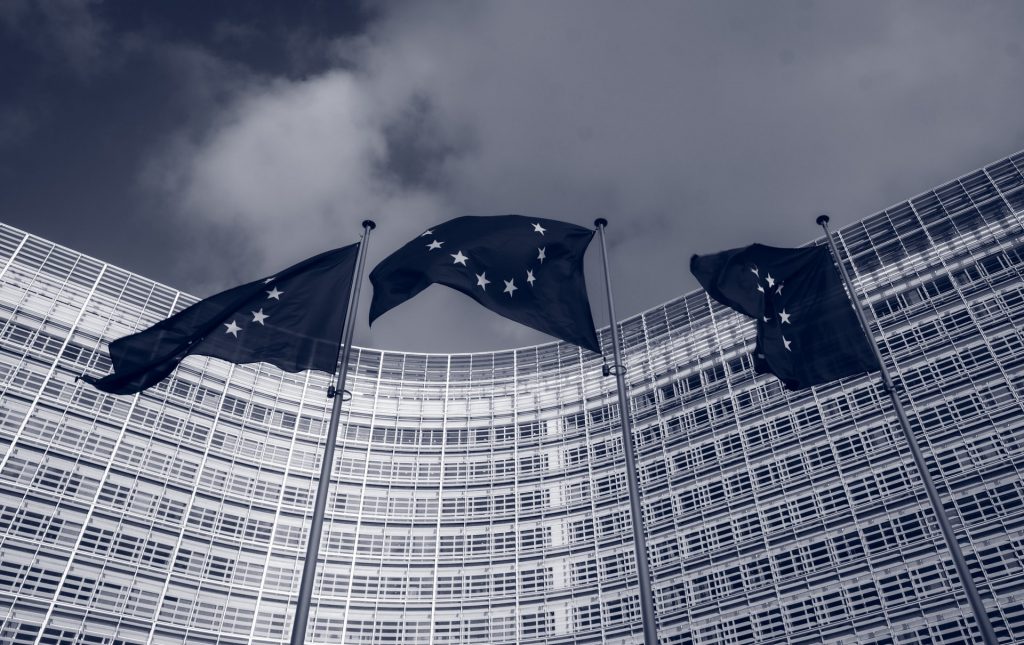Drei EU-Flaggen vor Gebäude der EU-Kommission
