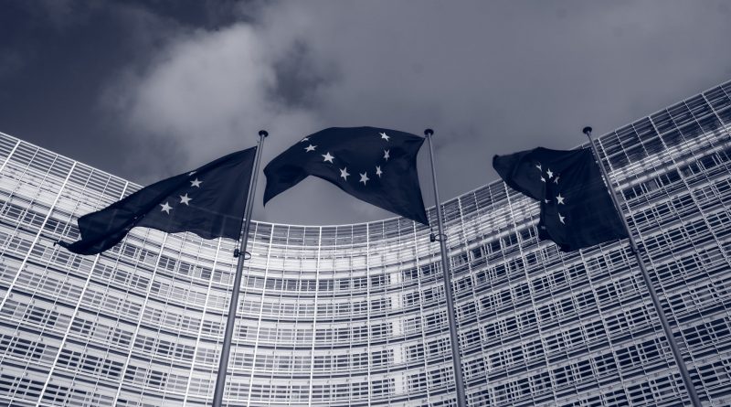 Drei EU-Flaggen vor Gebäude der EU-Kommission