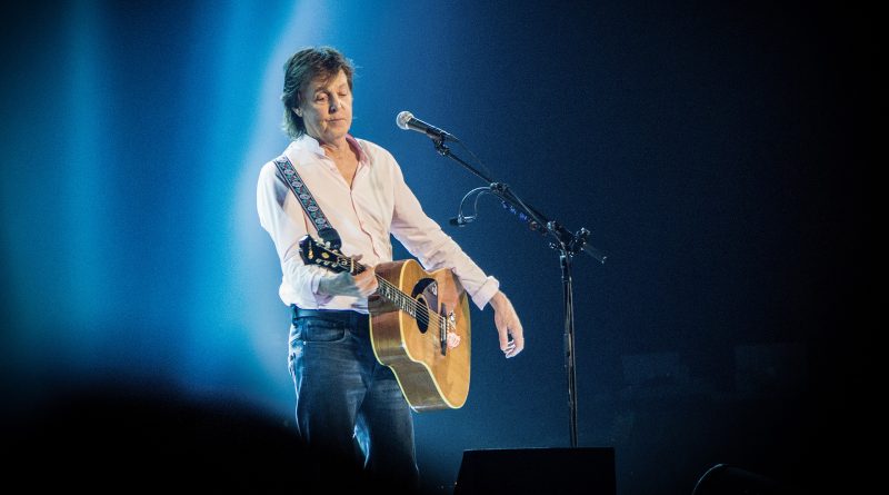 Paul McCartney mit Gitarre auf der Bühne