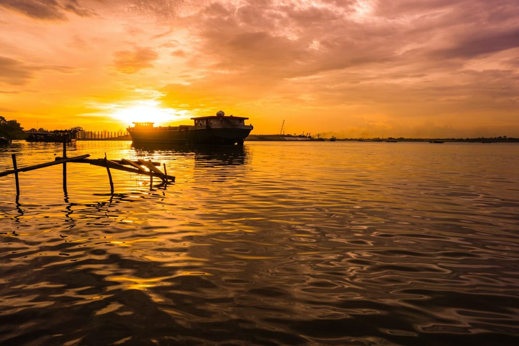 Ein Bott an einem Hafen von Kambodscha zu Sonnenuntergang
