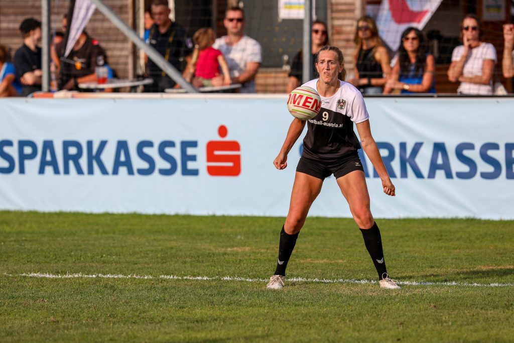 Katharina Lackinger am Feld, spielt gerade den Ball.