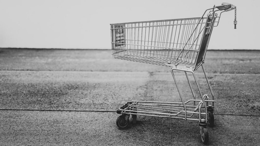 Einkaufswagen auf einem Parkplatz