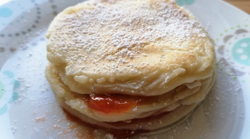Pancakes mit Marmelade auf einem weißen Teller