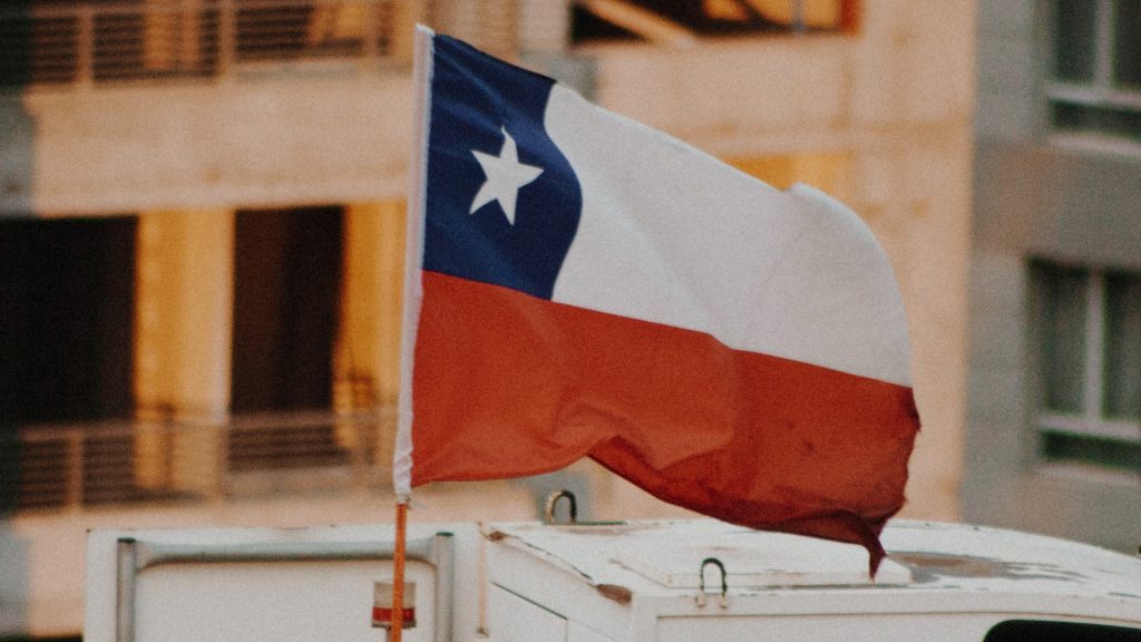 Flagge von Chile in einer Stadt