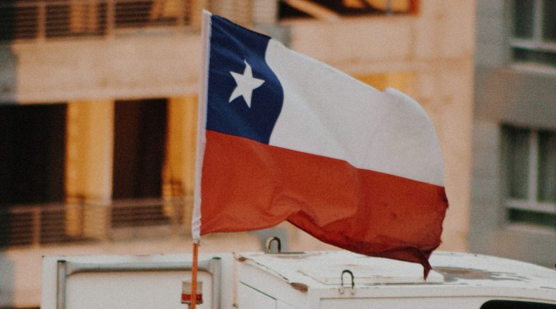 Flagge von Chile in einer Stadt