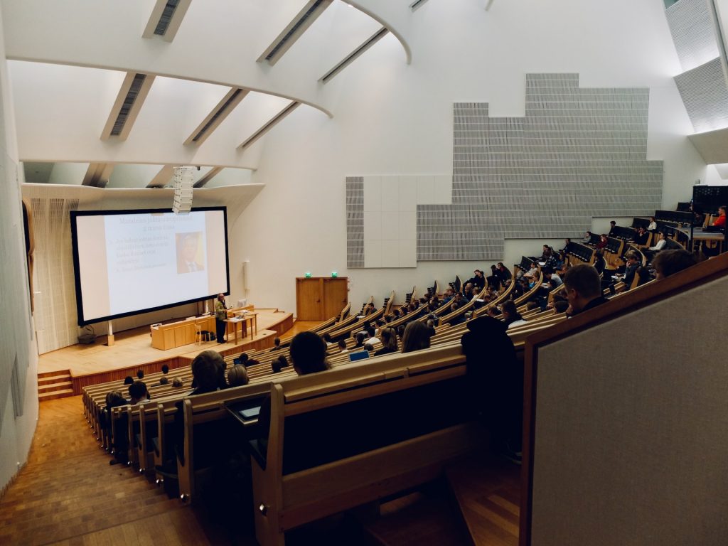 Ein voller Hörsaal mit Blick auf den Vortragenden