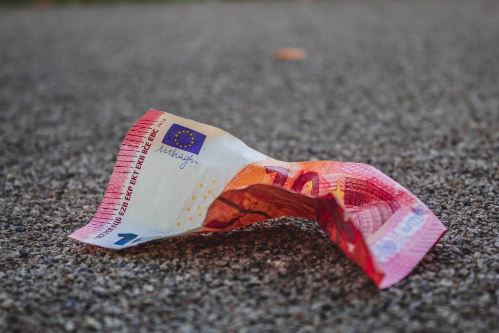 Zerknitterter 10-Euro-Schein liegt auf der Straße
