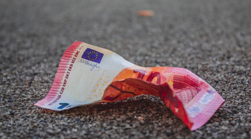 Zerknitterter 10-Euro-Schein liegt auf der Straße