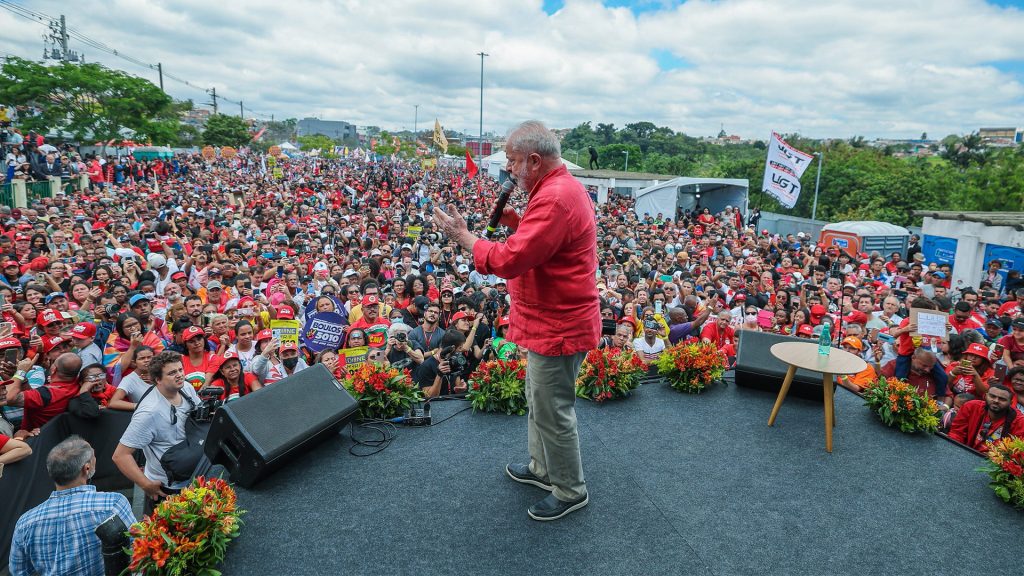 Lula da Silva bei einer Wahlkampfveranstaltung auf einer Bühne
