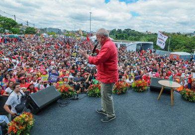 Lula da Silva bei einer Wahlkampfveranstaltung auf einer Bühne