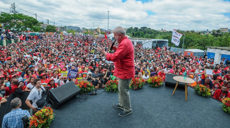 Lula da Silva bei einer Wahlkampfveranstaltung auf einer Bühne