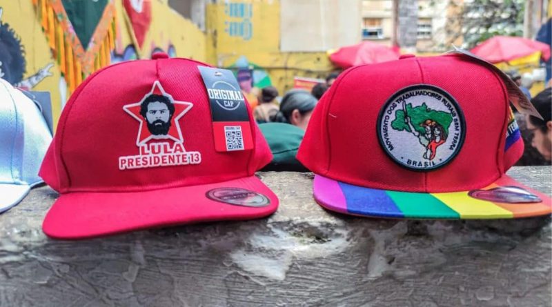 Rote Schildkappen mit Wahlwerbung für Lula da Silva