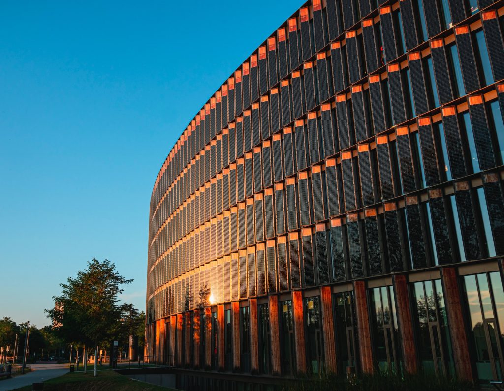 Großes Gebäude mit Solarpanels