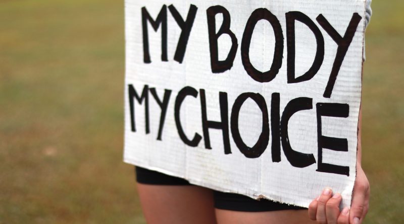Weißes Schild mit schwarzer Schrift: My Body My Choice