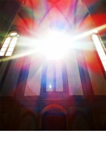 Helles Licht in einer Kirche