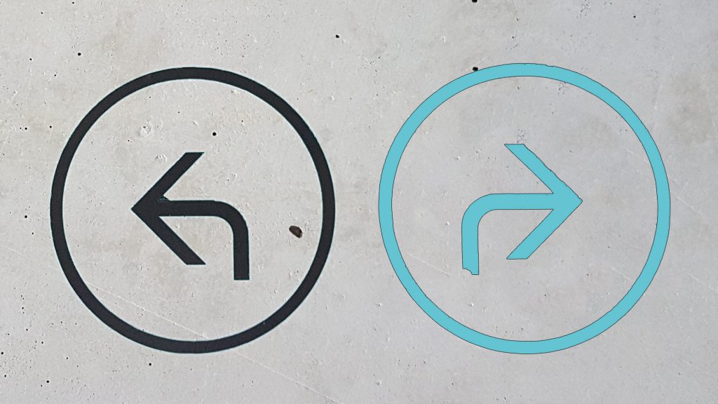 Graue Wand, auf der ein schwarzer Pfeil nach links und ein türkiser Pfeil nach rechts zu sehen ist