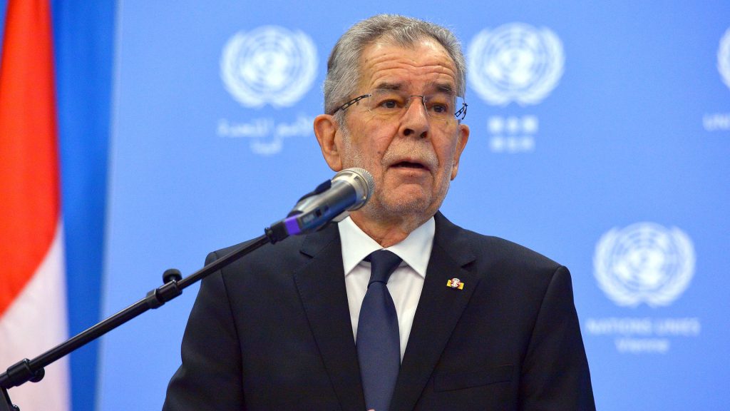 Alexander van der Bellen bei einer Rede im schwarzen Anzug
