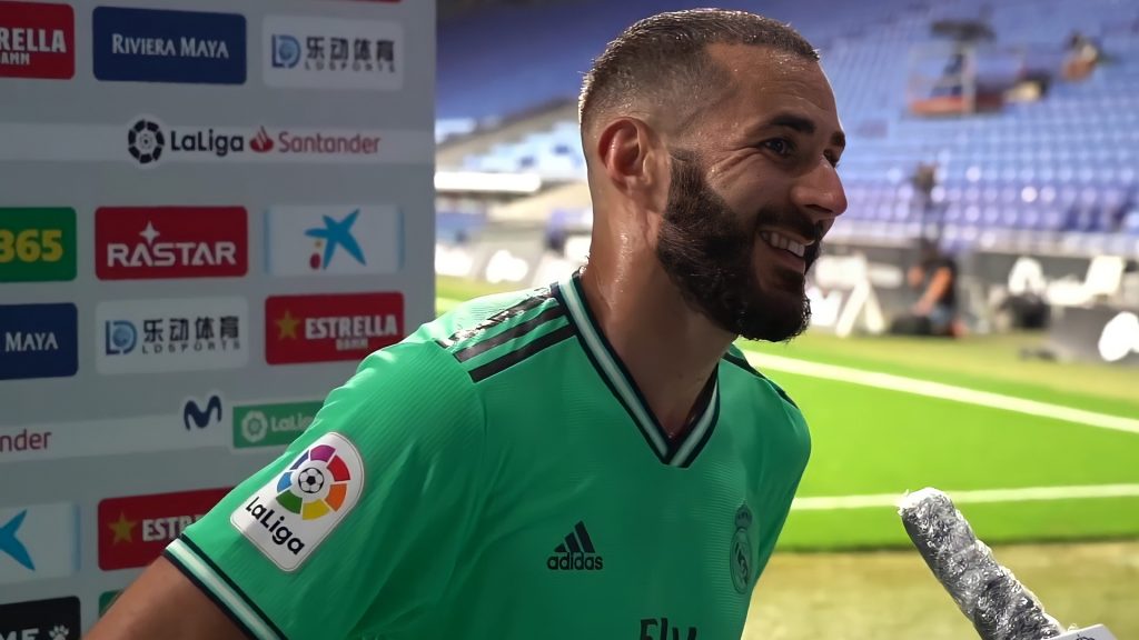 Karim Benzema im Real Madrid Triko bei einem Interview