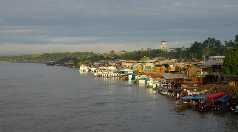Flussufer in Loreto, Peru
