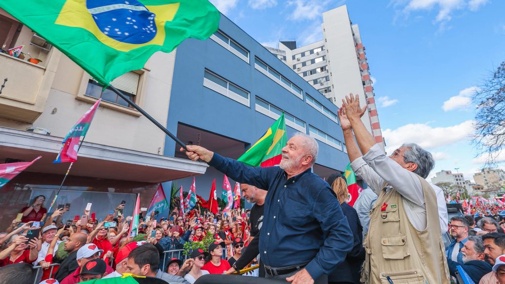 Lula da Silva mit der brasilianischen Flagge in der Hand auf einer Wahlkampfveranstaltung am 19. Oktober.