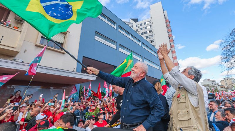 Lula da Silva mit der brasilianischen Flagge in der Hand auf einer Wahlkampfveranstaltung am 19. Oktober.