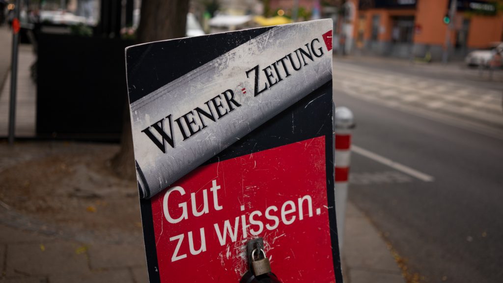 Foto eines Zeitungsständers der Wiener Zeitung