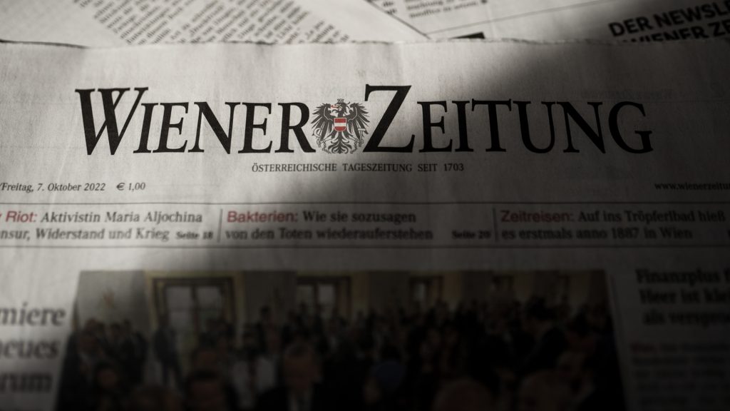 Foto einer Ausgabe der Wiener, bei dem die Hälfte der Zeitung im Schatten liegt