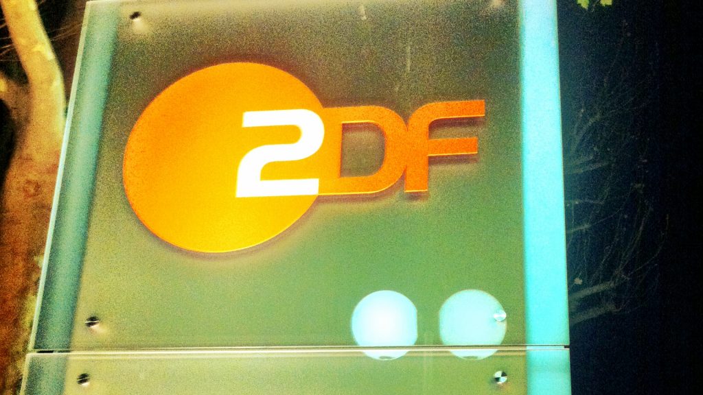 Logo des ZDF auf einem Schild