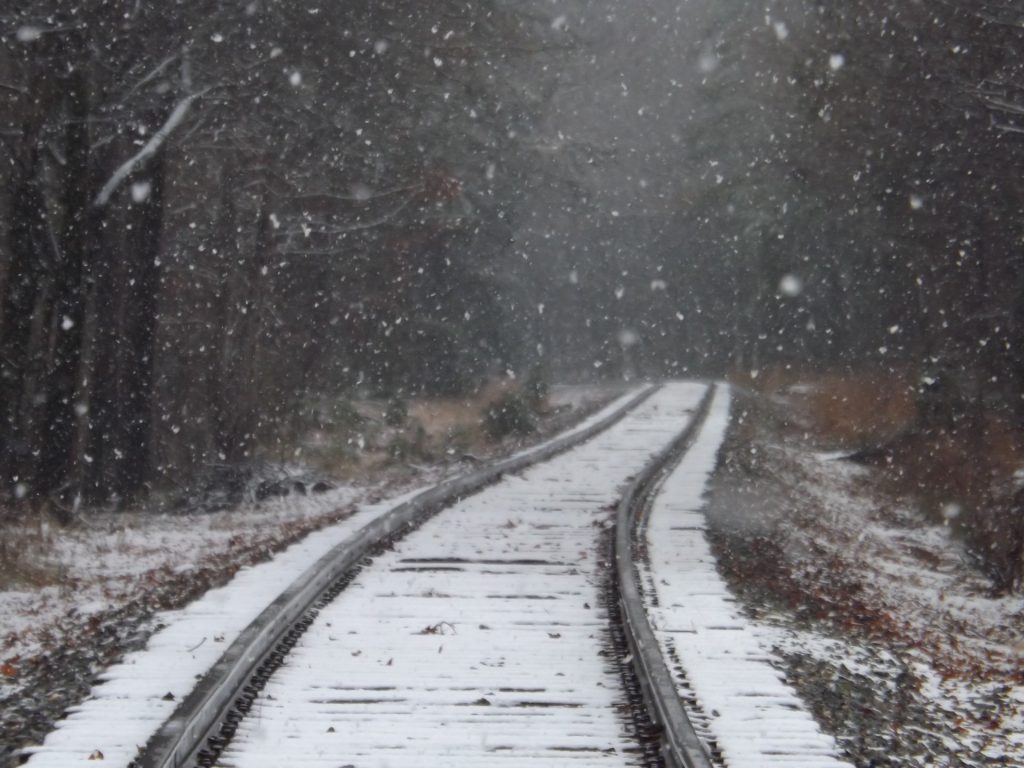 Zug-Schienen mit Schnee bedeckt