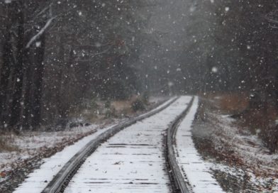 Zug-Schienen mit Schnee bedeckt