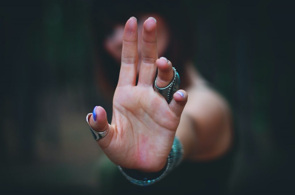 Ausgestreckte Hand, die "Stopp" symbolisiert