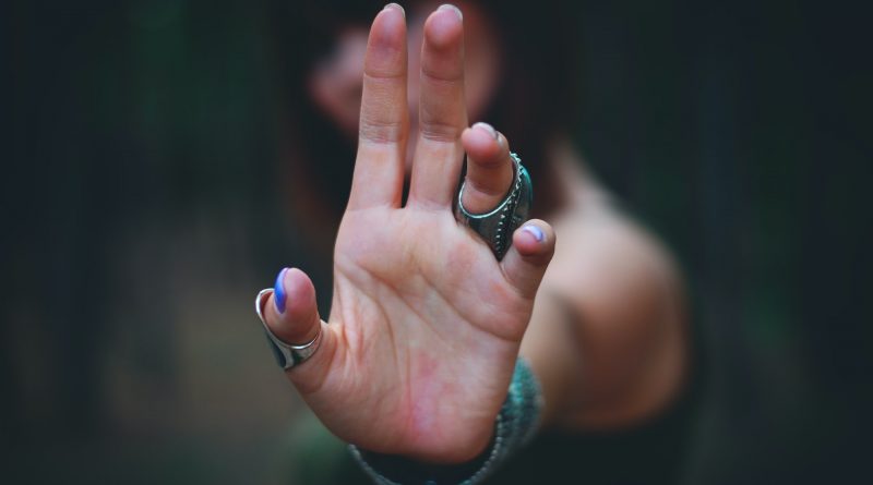 Ausgestreckte Hand, die "Stopp" symbolisiert