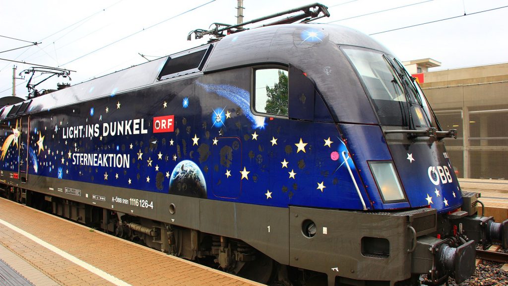 Regionalzug der ÖBB mit Werbung für Licht ins Dunkel