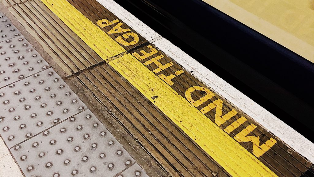 Bahnsteig, Aufschrift in gelb "Mind The Gap"