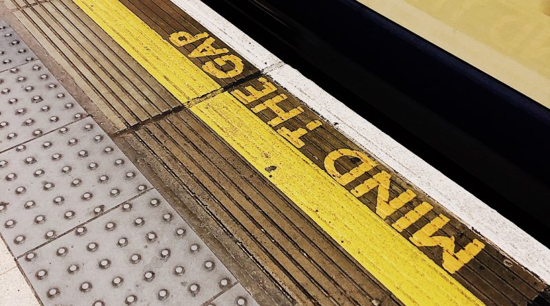 Bahnsteig, Aufschrift in gelb "Mind The Gap"