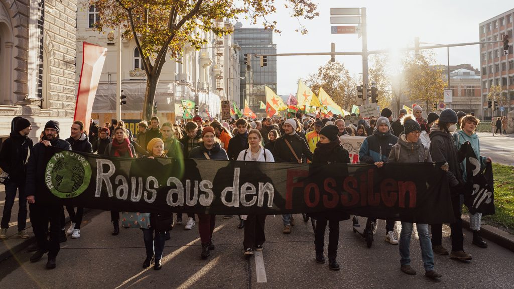 Der Demozug von vorne, Plakat: Raus aus den Fossilen