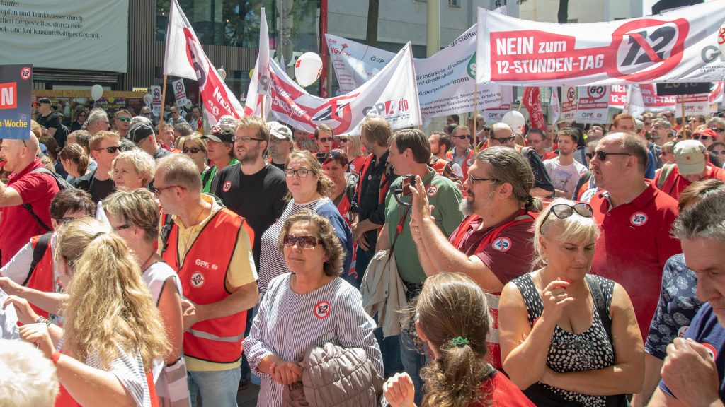 Menschen bei einer Demo gegen den 12-Stunden-Tag im Jahr 2018