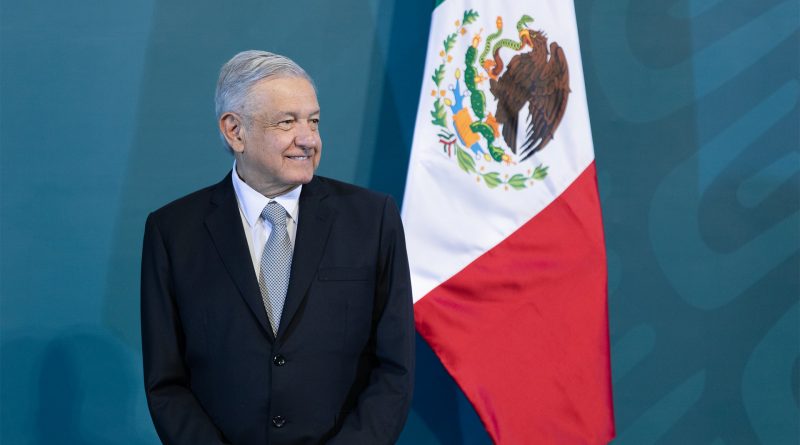 Mexikos Präsident AMLO vor der Flagge seines Landes