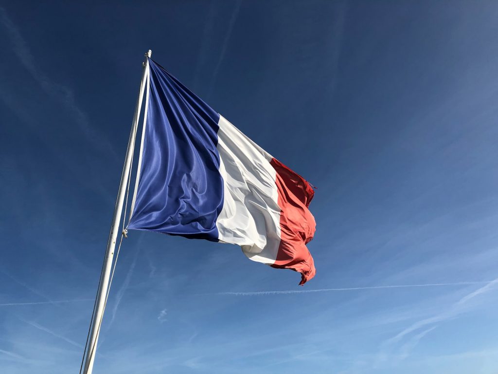 Französische Flagge, blauer Himmel
