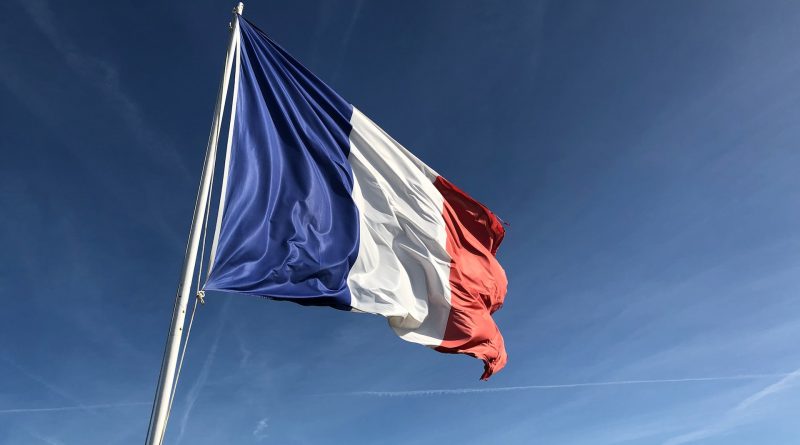 Französische Flagge, blauer Himmel