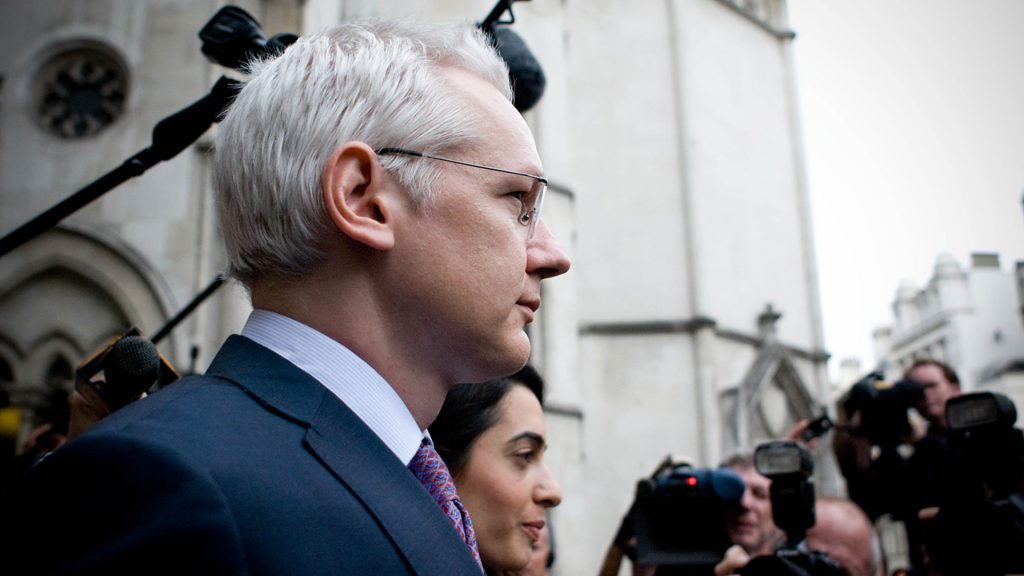 Julian Assange im Anzug von der Seite