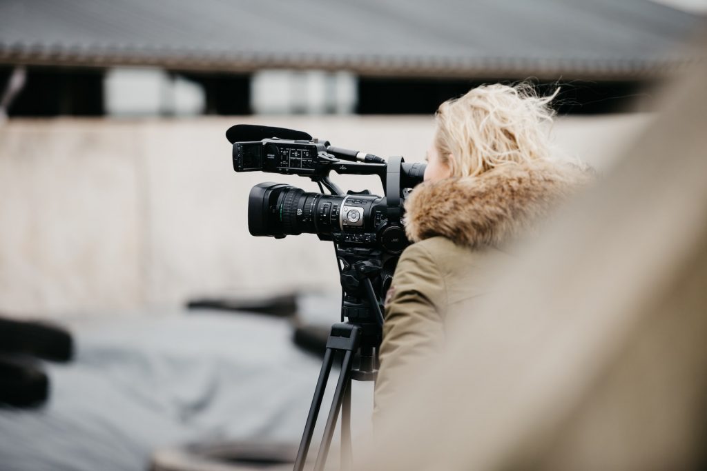 Journalistin hinter der Kamera