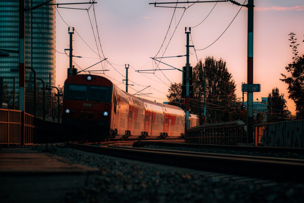 ÖBB-Zug in der Dämmerung
