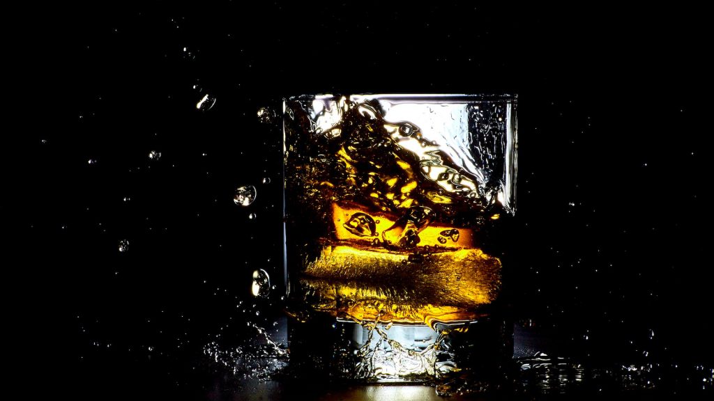 Whiskeyglas vor schwarzem Hintergrund