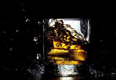 Whiskeyglas vor schwarzem Hintergrund