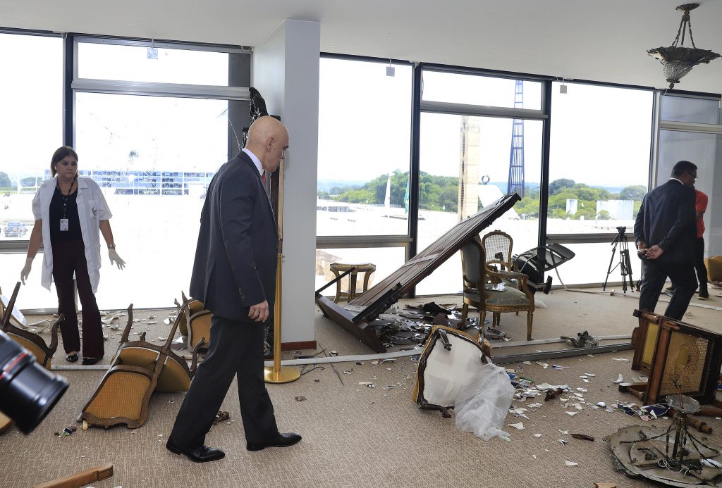 Minister Alexandre de Moraes besichtigt die Schäden im Bundesgerichtshof.
