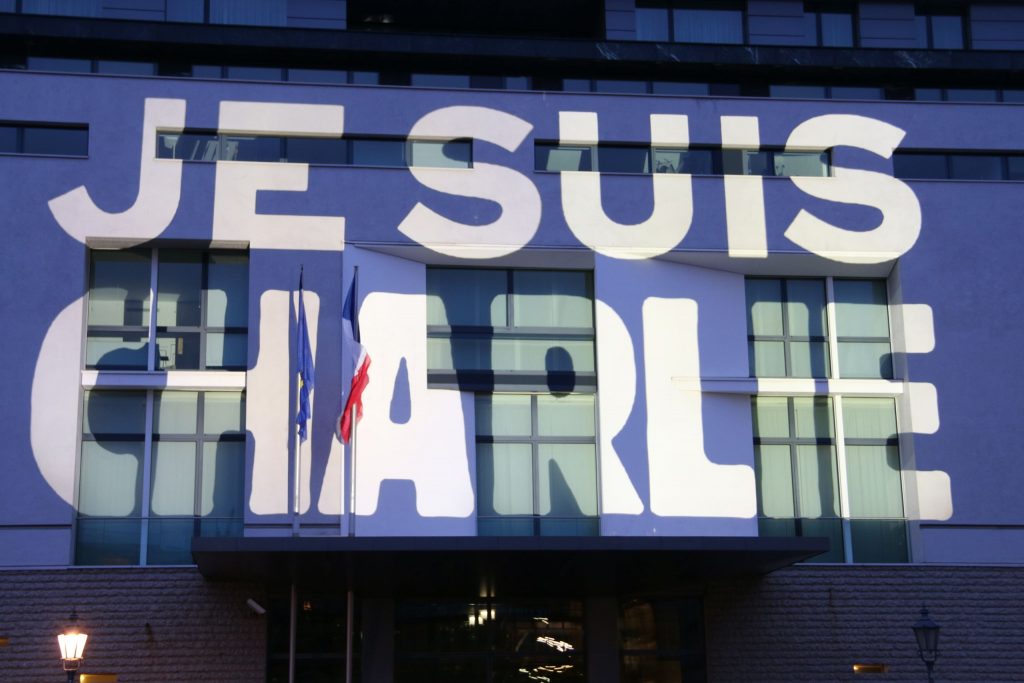 Schriftzug "Je suis Charlie" in weiß auf blau auf der französischen Botschaft in Berlin